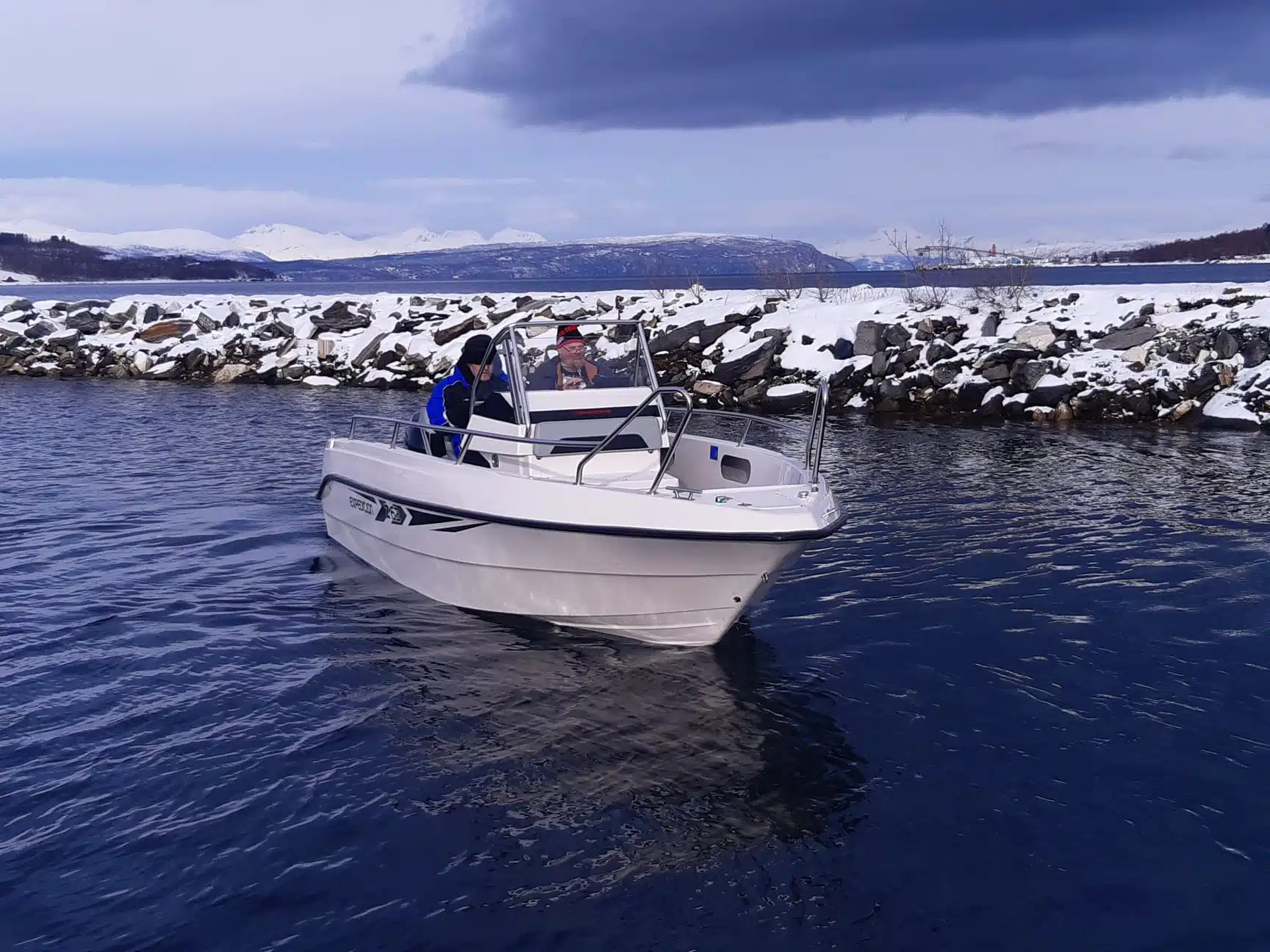 To personer i en liten båt