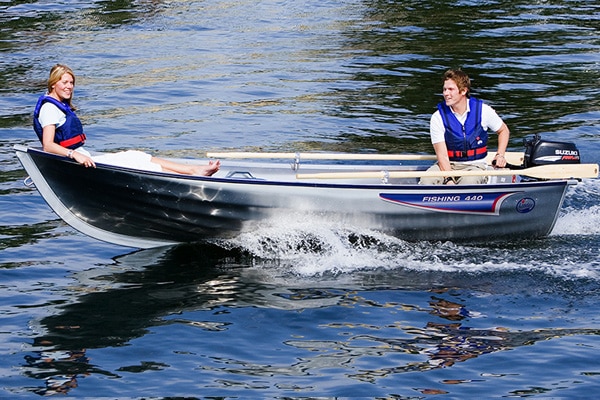 Bilde av et par som kjører en Fishing 440 båt - Ballangen Bil og Båt AS - Bilverksted