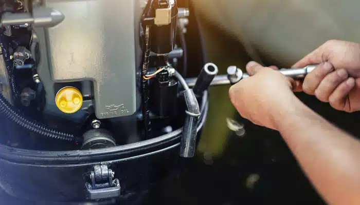 Båtmotor på båtverksted